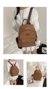 Détail du sac à dos vintage marron texturé avec sangles réglables et breloque mouton