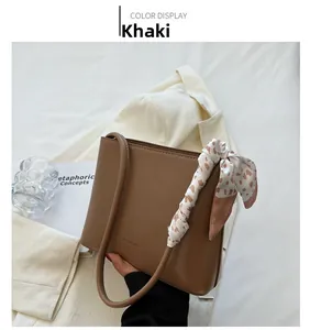 Sac à bandoulière kaki avec foulard en soie décoratif et sangle réglable