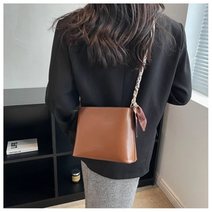 Détail du sac à bandoulière en cuir PU marron avec anse enroulée de foulard en soie