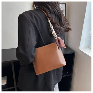 Sac à épaule en cuir marron avec foulard décoratif en léopard et logo de la marque