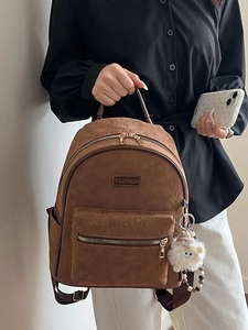 Sac à dos marron vintage avec motifs gaufrés et porte-clés en peluche blanche pour femmes