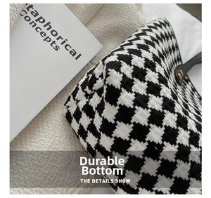 Nahaufnahme der Houndstooth-Tasche mit einem langlebigen, verschleißfesten Boden