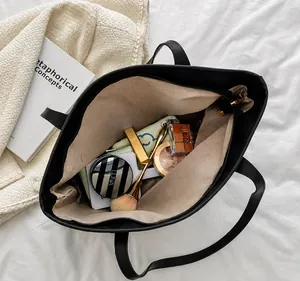 Detailansicht des geräumigen schwarzen Leder-Shoppers mit Make-up-Aufbewahrungsfach