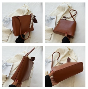 Vue détaillée du sac seau marron avec foulard léopard et bandoulière réglable