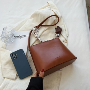 Sac à Épaule Sous le Bras en Cuir PU Rétro Pour Femmes Avec Décoration de Foulard en Satin Léopard Sac Bandoulière Minimaliste