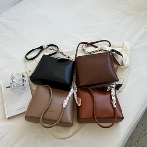 Sacs seau minimalistes en quatre couleurs avec détail foulard en soie léopard