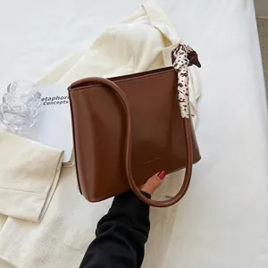 Sac à épaule minimaliste en cuir marron avec écharpe léopard chic pour femme