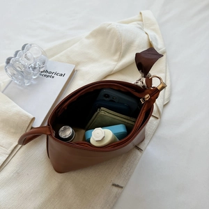 Sac bandoulière vintage marron en simili cuir avec foulard floral et grand intérieur