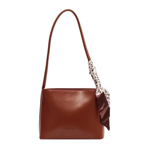 Sac fourre-tout marron en similicuir avec foulard léopard chic sur la bandoulière