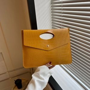 Elegante borsa a busta giallo senape con motivo a coccodrillo, manico ovale e chiusura a scatto