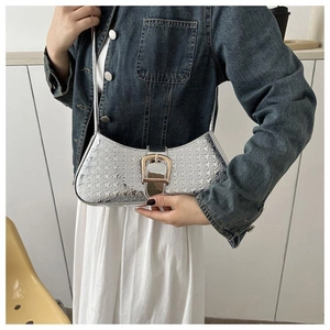 Détail du sac sous l'aisselle argenté avec motif pied-de-poule et boucle dorée