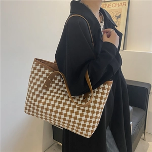Große Shopper-Tasche mit Hahnentrittmuster, braunen Ledergriffen und Goldnieten-Details