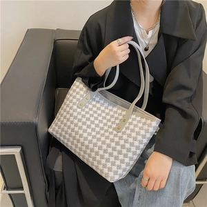 Damen Shopper mit Hahnentrittmuster, Metallnieten und großem Fassungsvermögen