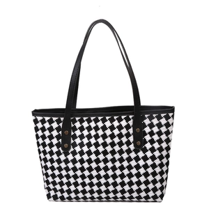 Große karierte Shopper-Tasche mit schwarzen Lederriemen und goldenen Nieten
