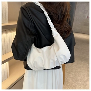 Detailansicht der weißen gerafften Ledertasche mit gedrehtem, gewebtem Griffdesign