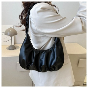 Detail der schwarzen Cloud-Tasche aus plissiertem PU-Leder mit geflochtenem Schultergurt