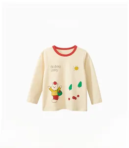 Détail d'un t-shirt enfant crème avec imprimé ours et inscription Enjoy Life brodée