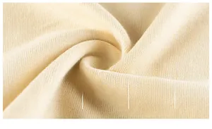 Détail macro du tissu en coton tricoté crème doux conforme à la norme de sécurité A