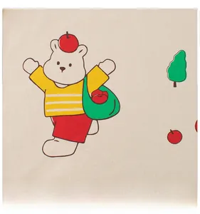 Gros plan d'un imprimé ours de dessin animé sur un t-shirt en coton écru pour enfant