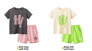 Dettaglio in piano di set estivi in cotone per bambini nei colori grigio, rosa e beige