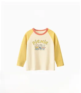 Detail eines Langarm-T-Shirts für Kinder mit Tier-Picknick-Print und orangem Halsausschnitt