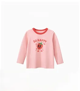 Détail d'un t-shirt rose à manches longues avec fraise et col rond rouge contrasté