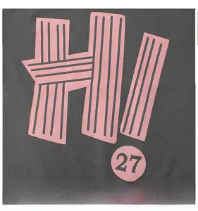 Dettaglio della stampa rosa 'HI 27' su tessuto a maglia grigio scuro per bambini