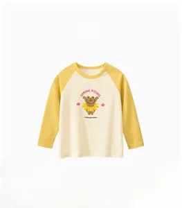 Détail d'un t-shirt manches raglan pour enfant avec imprimé ours mignon et texte