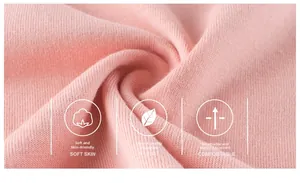 Gros plan sur un tissu en maille rose doux montrant la texture respirante et la qualité A