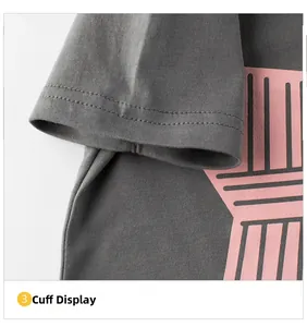 Dettaglio ravvicinato del polsino della t-shirt in cotone grigio scuro con cuciture