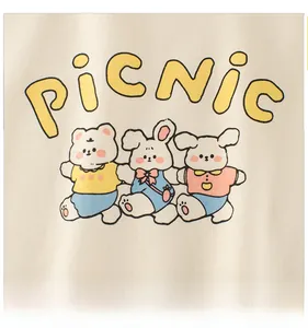Detail eines süßen Cartoon-Tierdrucks mit PiCNiC-Text auf beigem Baumwoll-Langarm-T-Shirt