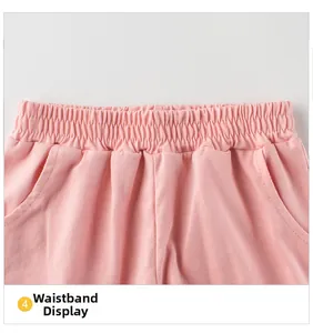 Dettaglio di pantaloncini in maglia rosa con vita elastica e tasche laterali per neonati