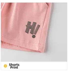 Dettaglio dei pantaloncini in cotone rosa con stampa artistica H! grigio scuro