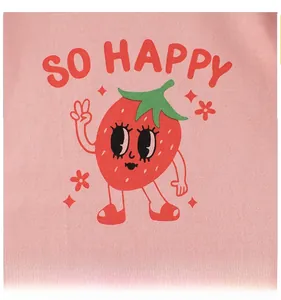 Gros plan détaillé d'un t-shirt rose à manches longues avec imprimé fraise de dessin animé