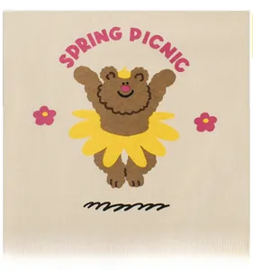 Détail d'un ours mignon en tutu jaune et imprimé Spring Picnic sur t-shirt en coton