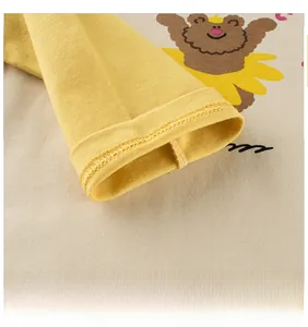 Zoom sur les poignets côtelés du t-shirt à manches longues en coton jaune
