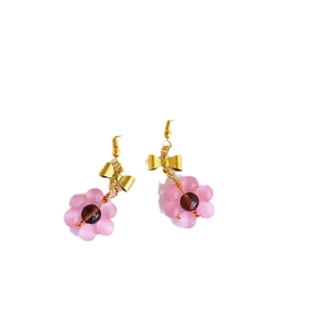 Boucles d'oreilles nœud doré avec pétales de fleur œil de chat rose et crochets S925