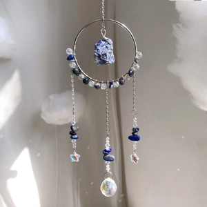 Attrape-soleil bohème avec anneau argenté, lapis-lazuli et cristaux arc-en-ciel
