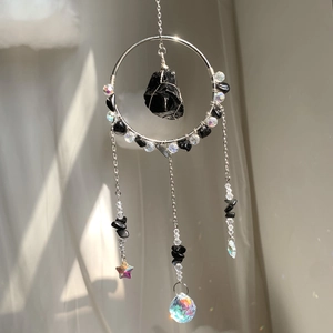 Capteur de soleil avec pierre noire et prisme en cristal dans un anneau en argent