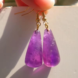 Élégantes boucles d'oreilles dorées avec cristaux violets en forme de goutte d'eau