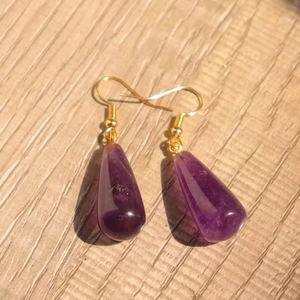 Macro de boucles d'oreilles améthyste goutte en S925 avec crochets dorés sur bois