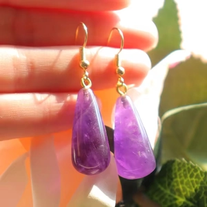 Boucles d'oreilles améthyste en forme de goutte avec crochets dorés à la lumière du jour