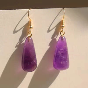 Boucles d'oreilles élégantes en améthyste violette avec crochets dorés et texture naturelle