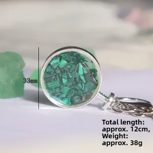 Detalle del llavero de cristal con diámetro de 33 mm y longitud total de aproximadamente 12 cm