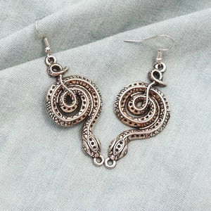 Orecchini pendenti cobra gotici in argento con scaglie dettagliate e design a spirale
