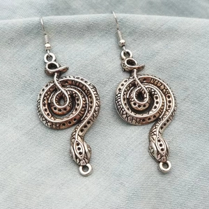 Orecchini a serpente gotici vintage in argento con incisioni di simboli runici