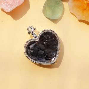Dettaglio del ciondolo a forma di cuore porta profumo con cristalli di pietre nere