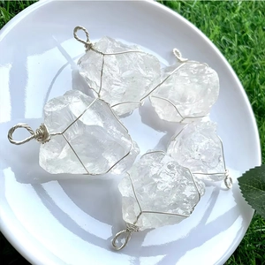 Détails de cinq pendentifs en quartz naturel avec un tissage artisanal en fil d'argent
