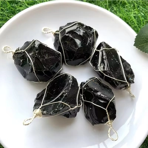 Détails de cinq pendentifs artisanaux en pierre brute noire avec fil d'argent