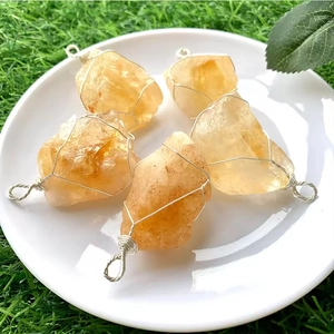 Lot de cinq pendentifs en citrine brute faits main avec fil d'argent torsadé